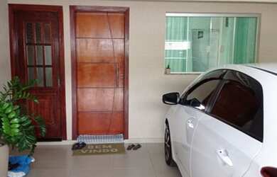 Imagem: A casa possui 2 Dormitórios, 1 Banheiro, 2 Vagas na garagem