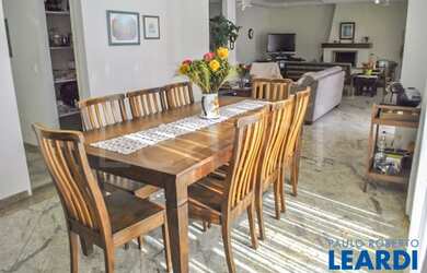 Imagem: A casa em condomínio possui 4 Dormitórios, 5 Banheiros, 4