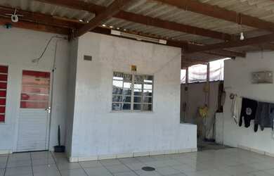 Imagem: A casa possui 2 Dormitórios, 1 Banheiro, 2 Vagas na garagem