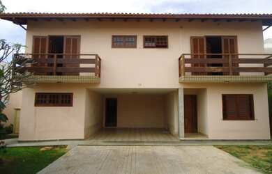 Imagem: A casa possui 4 Dormitórios, 5 Banheiros, 4 Vagas na garagem