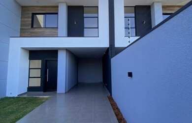 Imagem: A casa possui 3 Dormitórios, 4 Banheiros, 2 Vagas na garagem