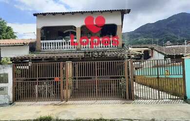 Imagem: A casa possui 4 Dormitórios, 4 Banheiros, 5 Vagas na garagem