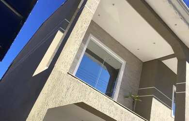 Imagem: A casa possui 5 Dormitórios, 3 Banheiros, 2 Vagas na garagem