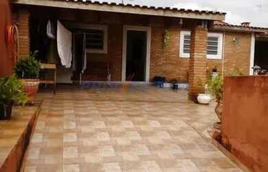 Imagem: A casa possui 3 Dormitórios, 3 Banheiros, 5 Vagas na garagem