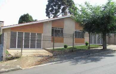 Imagem: A casa possui 3 Dormitórios, 1 Banheiro, 1 Vaga na garagem