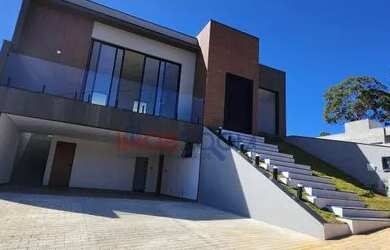 Imagem: A casa possui 4 Dormitórios, 3 Banheiros, 5 Vagas na garagem