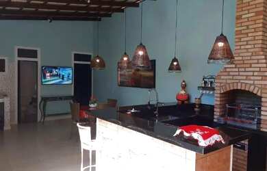 Imagem: A casa possui 3 Dormitórios, 3 Banheiros, 2 Vagas na garagem