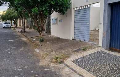 Imagem: A casa possui 3 Dormitórios, 1 Banheiro, 4 Vagas na garagem