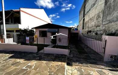 Imagem: A casa possui 3 Dormitórios, 1 Banheiro, 1 Vaga na garagem