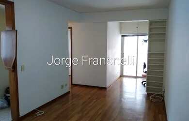 Imagem: O apartamento possui 1 Dormitório, 1 Banheiro, 1 Vaga na garagem