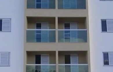 Imagem: O apartamento possui 2 Dormitórios, 1 Banheiro, 1 Vaga na garagem