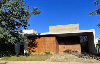 Imagem: A casa em condomínio possui 3 Dormitórios, 4 Banheiros, 2