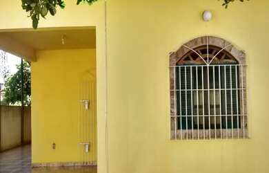 Imagem: A casa possui 3 Dormitórios, 2 Banheiros, 4 Vagas na garagem