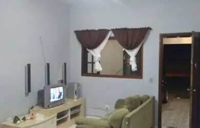 Imagem: A casae possui 3 Dormitórios, 4 Vagas na garagem está localizado