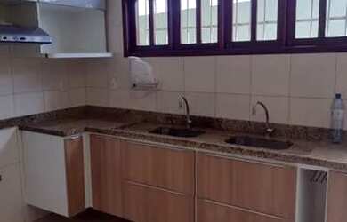 Imagem: A casa possui 4 Dormitórios, 4 Banheiros, 2 Vagas na garagem