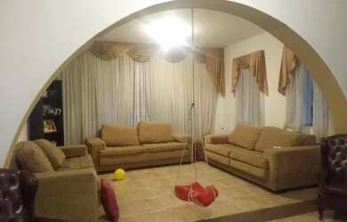 Imagem: A casa possui 4 Dormitórios, 4 Banheiros, 5 Vagas na garagem