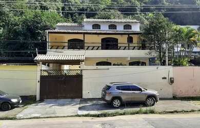 Imagem: A casa possui 4 Dormitórios, 5 Banheiros, 4 Vagas na garagem