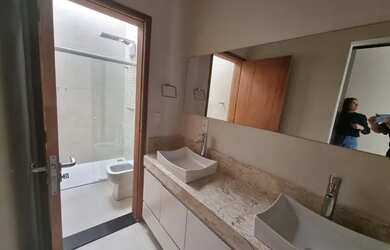 Imagem: A casa em condomínio possui 3 Dormitórios, 4 Banheiros, 4