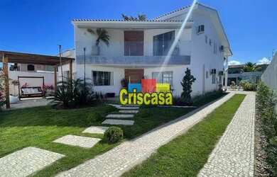 Imagem: A casa possui 4 Dormitórios, 5 Banheiros, 4 Vagas na garagem