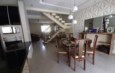 Imagem: A casa possui 3 Dormitórios, 3 Banheiros, 2 Vagas na garagem