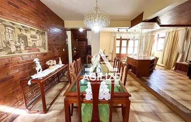 Imagem: A casa possui 5 Dormitórios, 2 Banheiros, 5 Vagas na garagem