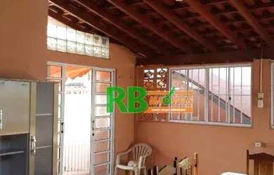 Imagem: A casa possui 3 Dormitórios, 2 Banheiros, 3 Vagas na garagem