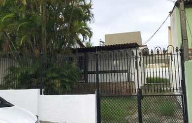 Imagem: A casa possui 4 Dormitórios, 3 Banheiros, 3 Vagas na garagem