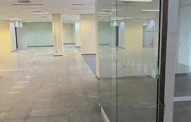 Imagem: O depósito possui 4 Vagas na garagem e 214m² de Área e está