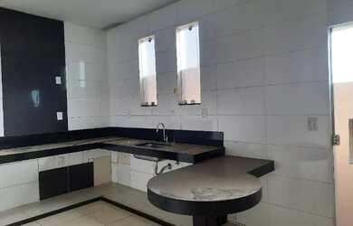 Imagem: A casa possui 3 Dormitórios, 1 Banheiro, 2 Vagas na garagem