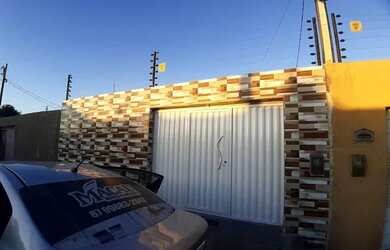 Imagem: A casa possui 2 Dormitórios, 2 Banheiros, 3 Vagas na garagem