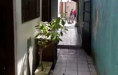 Imagem: A casa possui 2 Dormitórios, 2 Banheiros, 2 Vagas na garagem