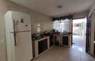 Imagem: A casa possui 2 Dormitórios, 1 Banheiro, 1 Vaga na garagem