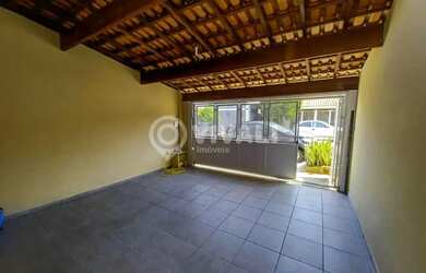 Imagem: A casa possui 3 Dormitórios, 2 Banheiros, 2 Vagas na garagem