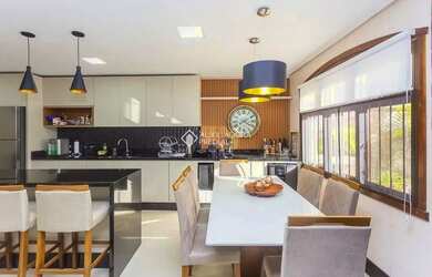 Imagem: A casa possui 3 Dormitórios, 5 Banheiros, 3 Vagas na garagem