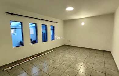 Imagem: A casa possui 2 Dormitórios, 2 Banheiros, 3 Vagas na garagem