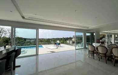 Imagem: A casa em condomínio possui 4 Dormitórios, 5 Banheiros, 4