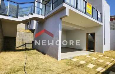 Imagem: A casa possui 3 Dormitórios, 2 Banheiros, 2 Vagas na garagem