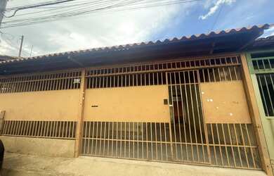 Imagem: A casa possui 2 Dormitórios, 1 Banheiro, 2 Vagas na garagem