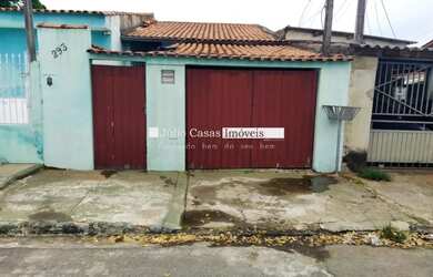 Imagem: A casa possui 4 Dormitórios, 2 Banheiros, 1 Vaga na garagem