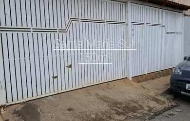 Imagem: A casa possui 4 Dormitórios, 2 Banheiros, 2 Vagas na garagem