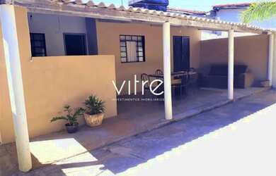 Imagem: A casa possui 3 Dormitórios, 1 Banheiro, 2 Vagas na garagem