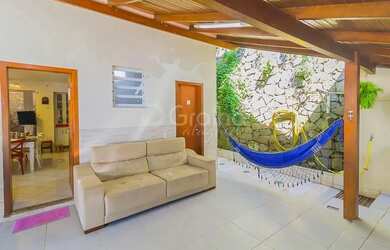 Imagem: A casa possui 5 Dormitórios, 5 Banheiros, 4 Vagas na garagem