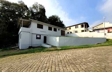 Imagem: A casa possui 4 Dormitórios, 2 Banheiros, 1 Vaga na garagem