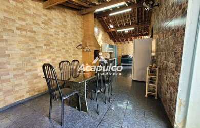 Imagem: A casa possui 3 Dormitórios, 1 Banheiro, 2 Vagas na garagem