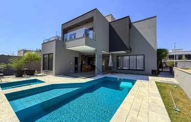 Imagem: A casa em condomínio possui 4 Dormitórios, 4 Banheiros, 4