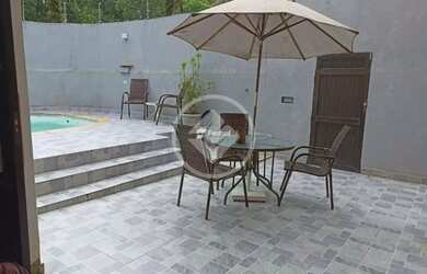 Imagem: A casa possui 4 Dormitórios, 1 Banheiro, 5 Vagas na garagem