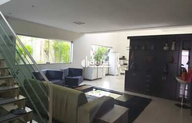 Imagem: A casa possui 3 Dormitórios, 5 Banheiros, 3 Vagas na garagem