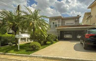 Imagem: A casa em condomínio e possui 4 Dormitórios, 4 Banheiros