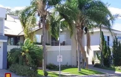 Imagem: A casa em condomínio possui 4 Dormitórios, 5 Banheiros, 2