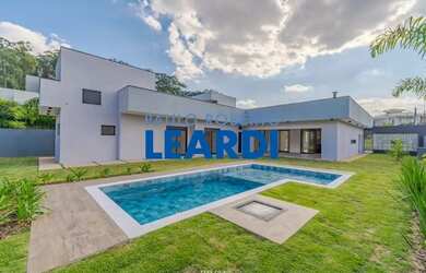 Imagem: A casa em condomínio possui 3 Dormitórios, 5 Banheiros, 4